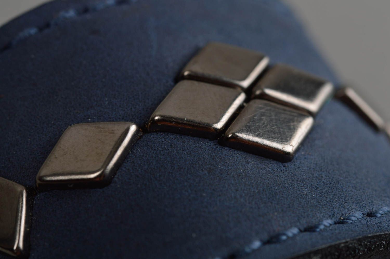 Künstlerisches Armband aus Leder mit Metall Knopf breit schön modisch handmade foto 10