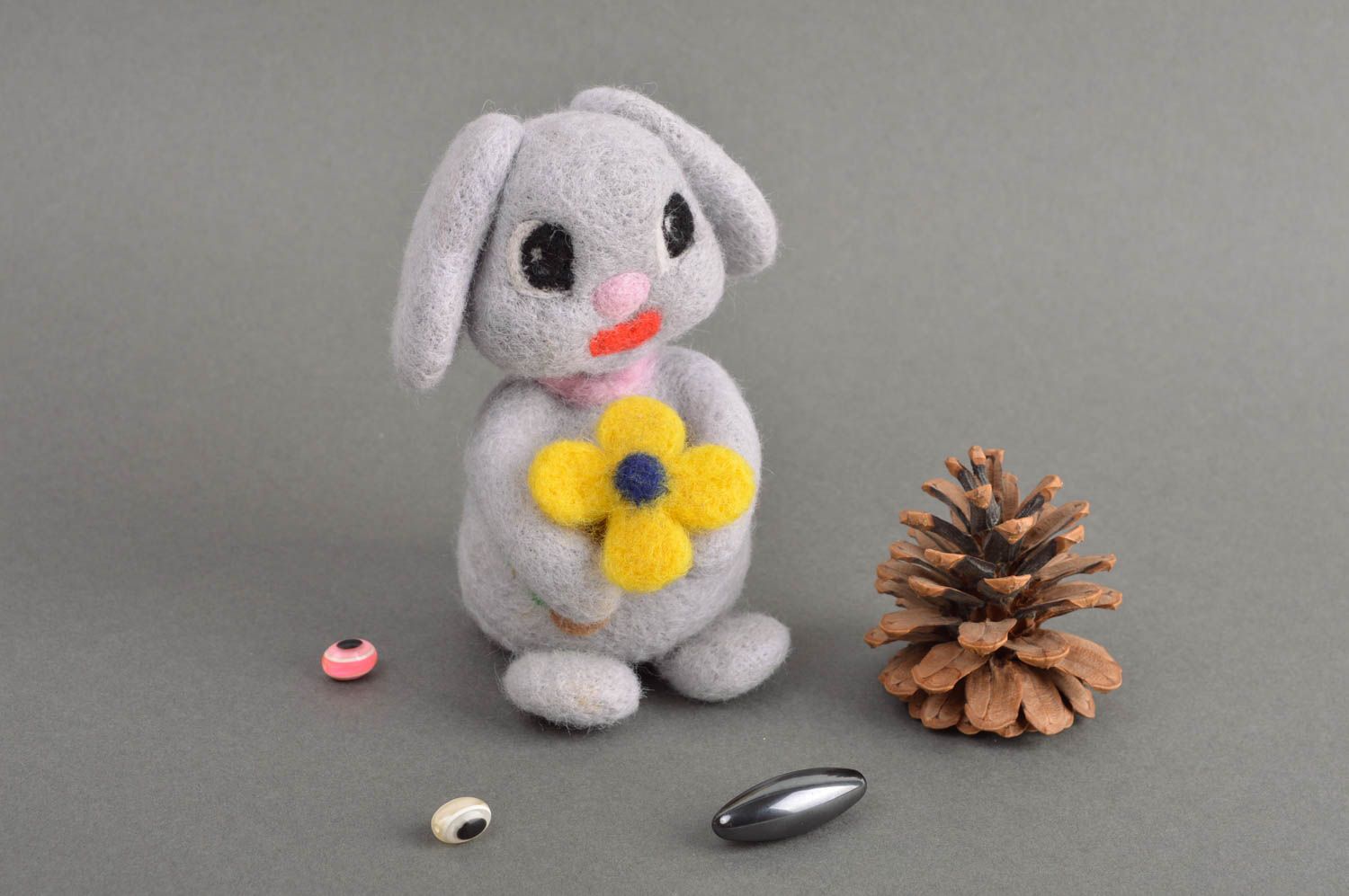 Gefilzte Figur handgefertigt Hase Spielzeug originelles Geschenk weich foto 1