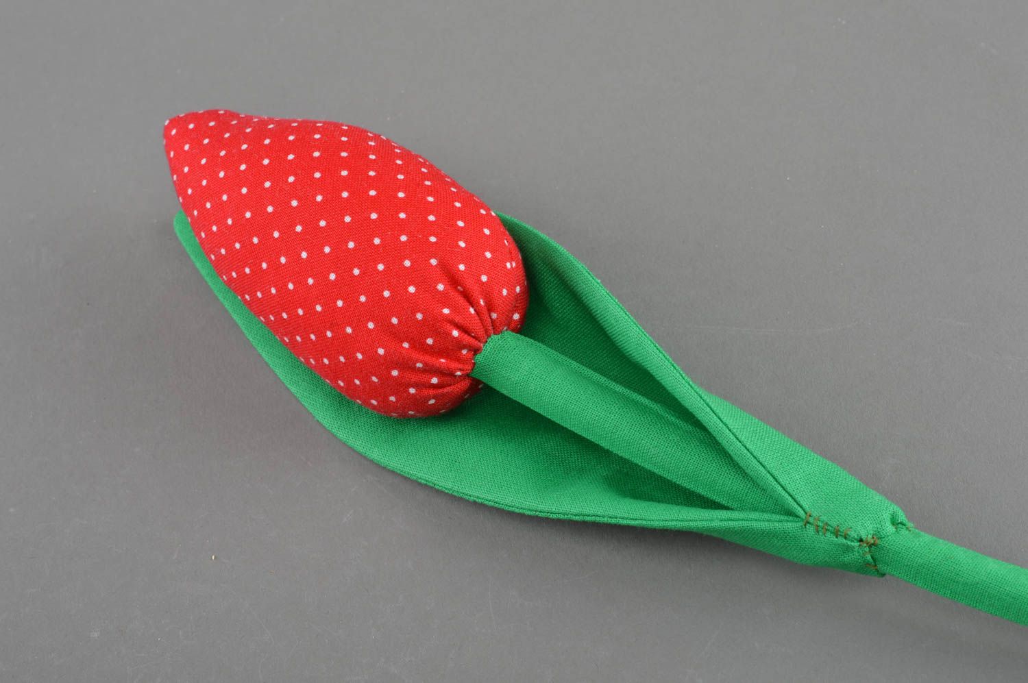 Тканевый тюльпан из хлопка мягкий для декора ручной работы красный в горошек фото 2
