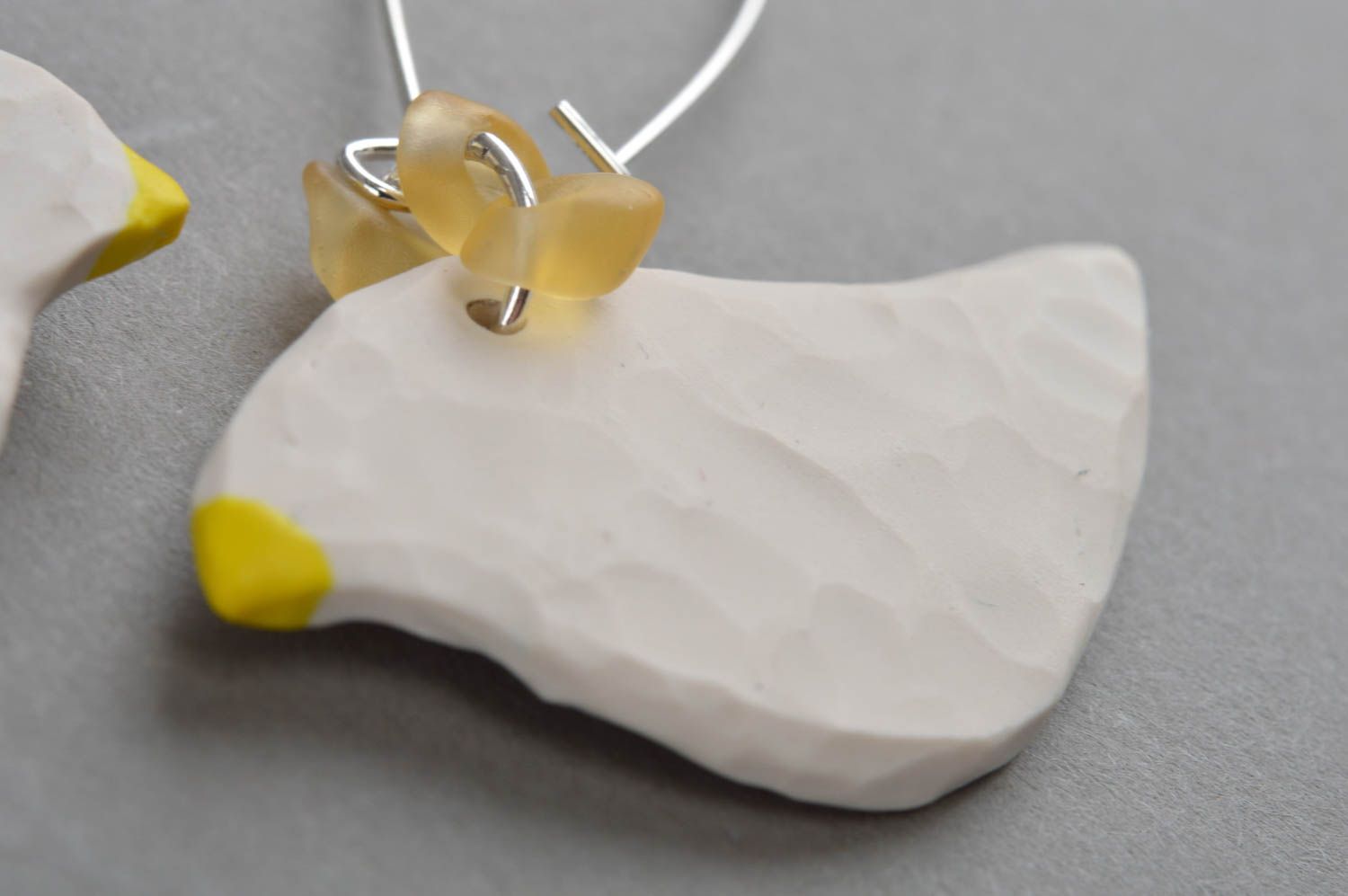 Schöne künstlerische handgemachte Ohrringe aus Polymerton Vogel weiß gelb  foto 5