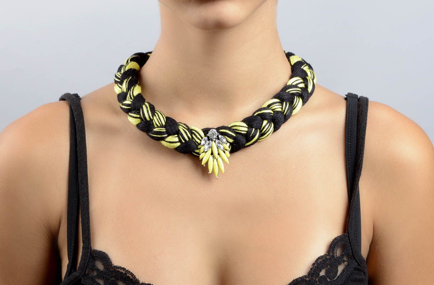Modeschmuck Collier handgemachter Schmuck Stoff Halskette in Gelb und Schwarz foto 5