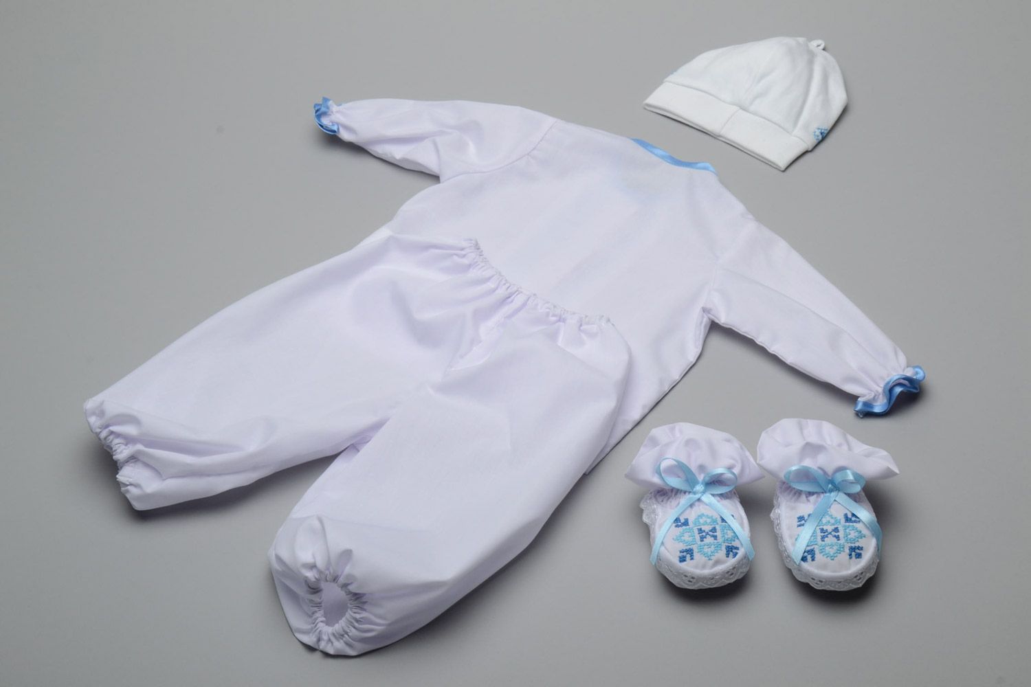 Комплект одежды для мальчика рубашка штаны шапочка и пинетки с вышивкой крестиком фото 4