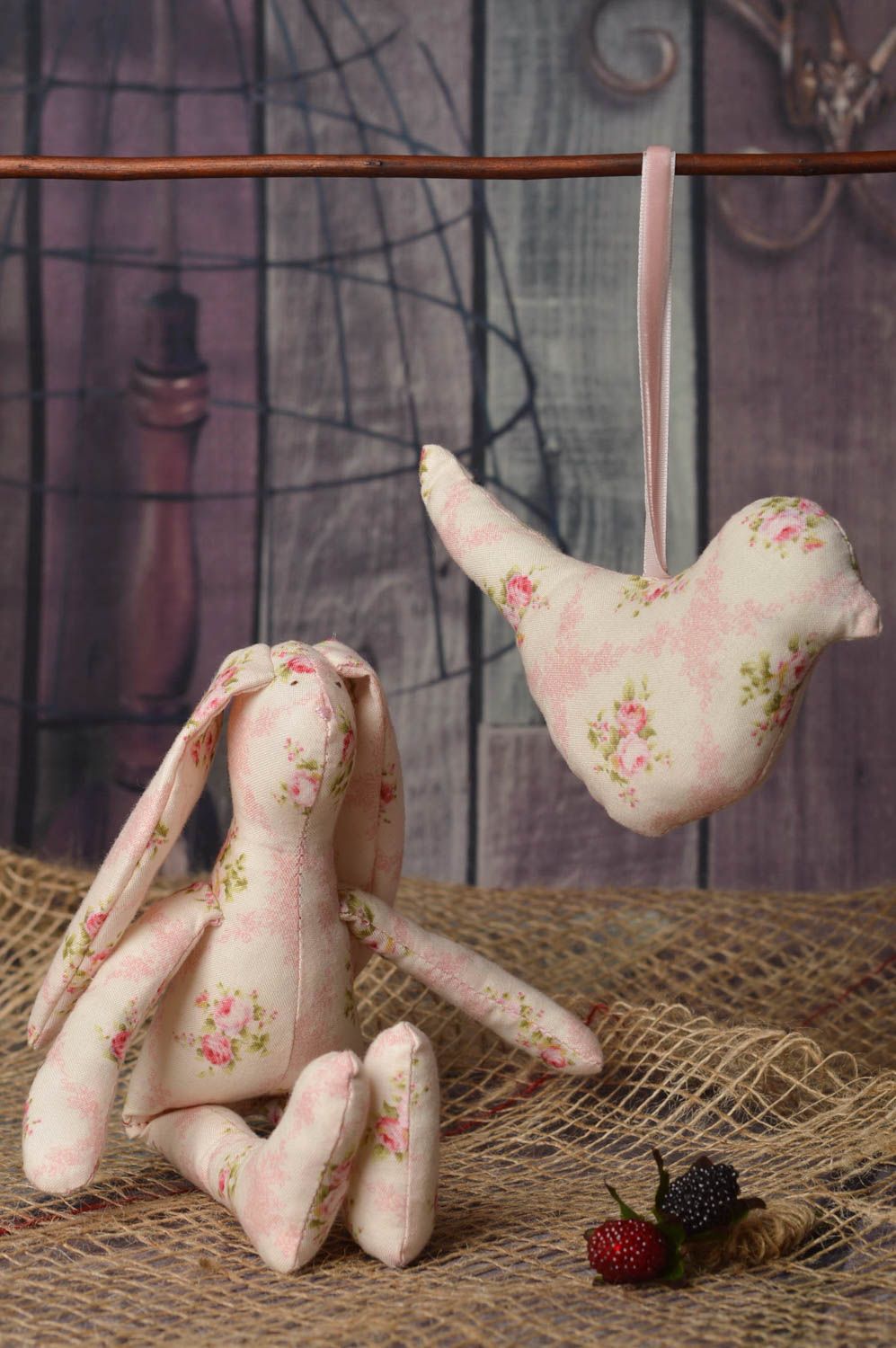 Jouet lapin Oiseau à suspendre faits main en tissu Décoration chambre enfant photo 1