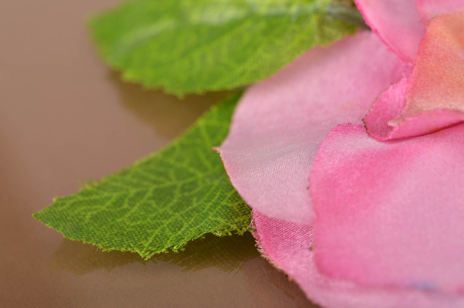Брошь цветок из ткани в виде розы розовая с бусинами красивая ручной работы фото 5