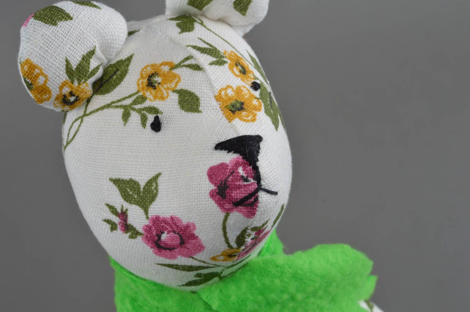 Jouet ours en tissu de lin fait main blanc à motif floral avec écharpe verte photo 5