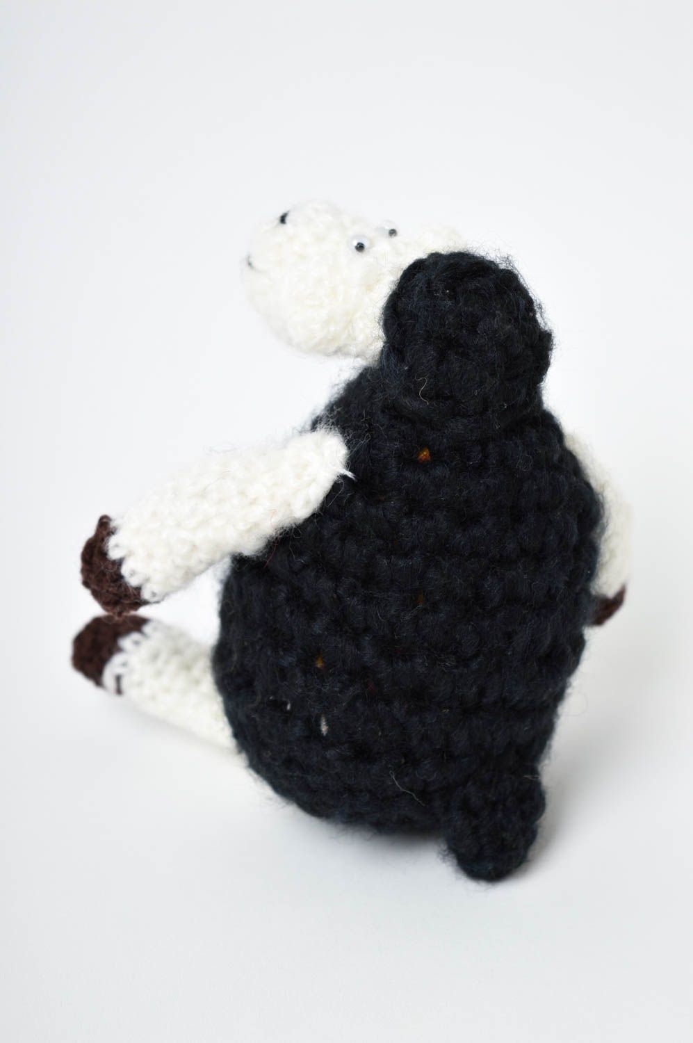 Игрушка барашек ручной работы мягкая игрушка черная с белым детская игрушка фото 4