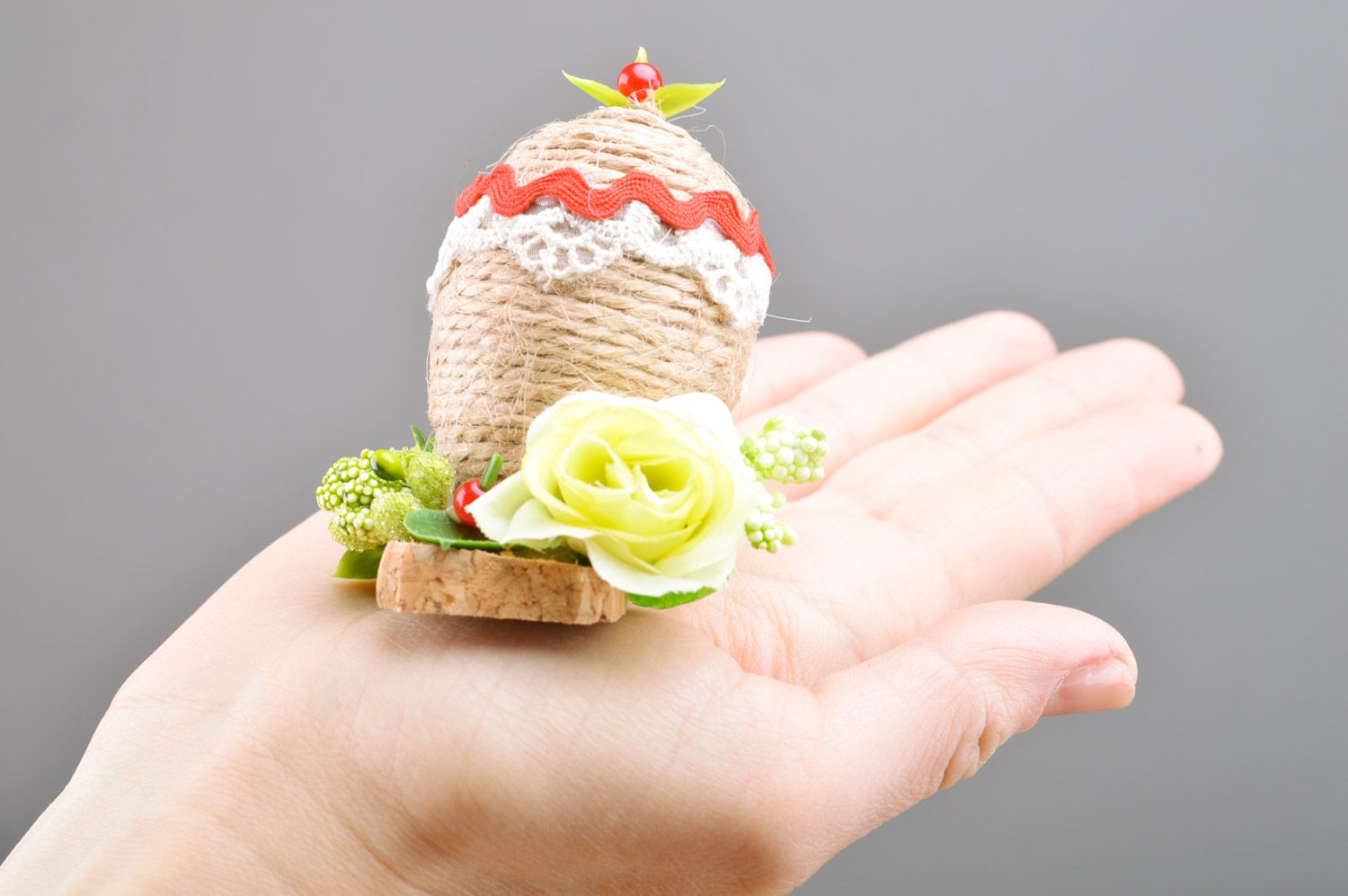 Oeuf de Pâques recouvert de fils de laine avec support décoratif fait main photo 1
