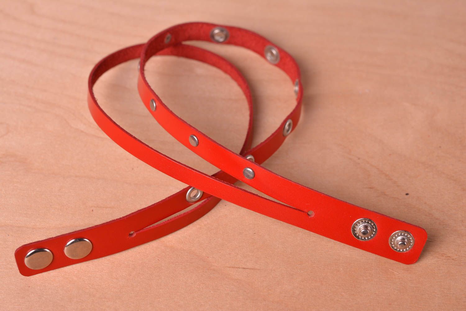 Pulsera de cuero hecha a mano regalo original brazalete artesanal color rojo foto 3