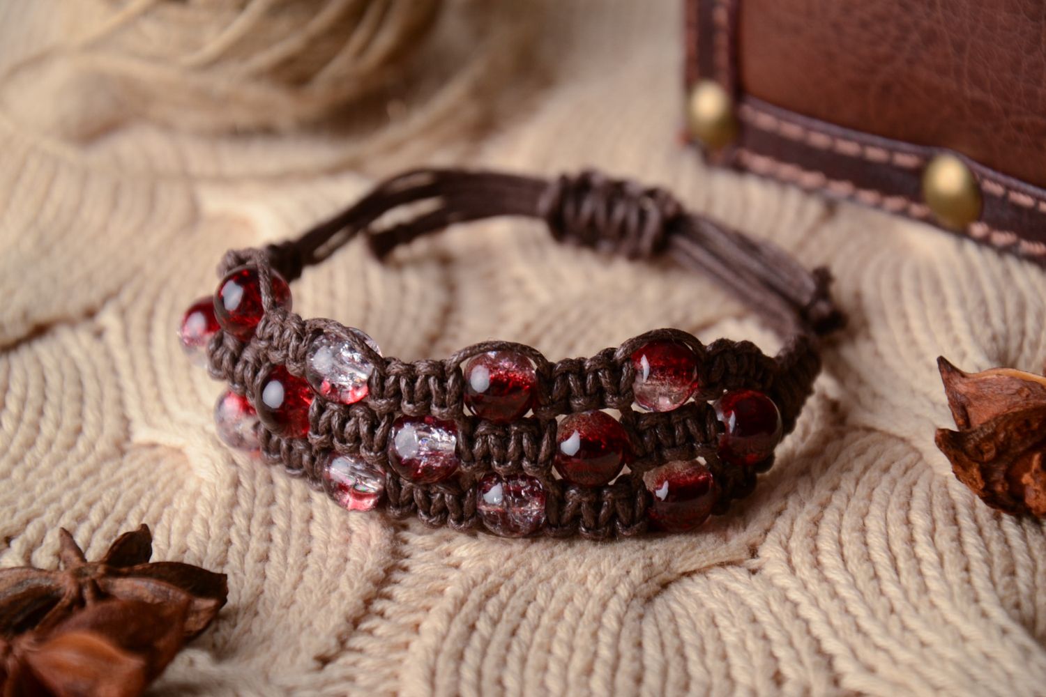 Bracelet en verre rouge et cordelette cirée tressée brune large pour femme   photo 1
