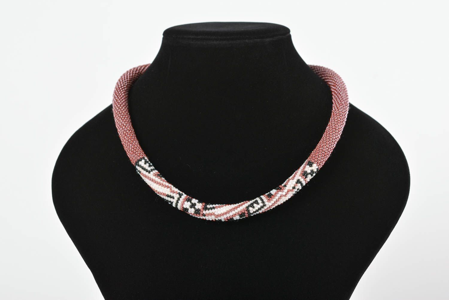 Handmade designer stylish pink beaded cord necklace with geometric ornament photo 2