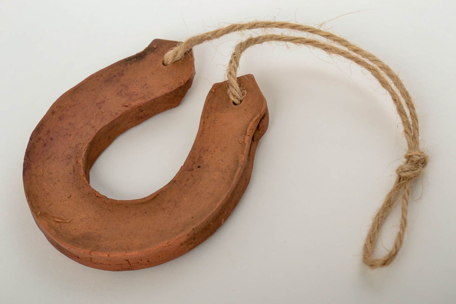 Ferro di cavallo portafortuna fatto a mano elemento decorativo in ceramica
 foto 2