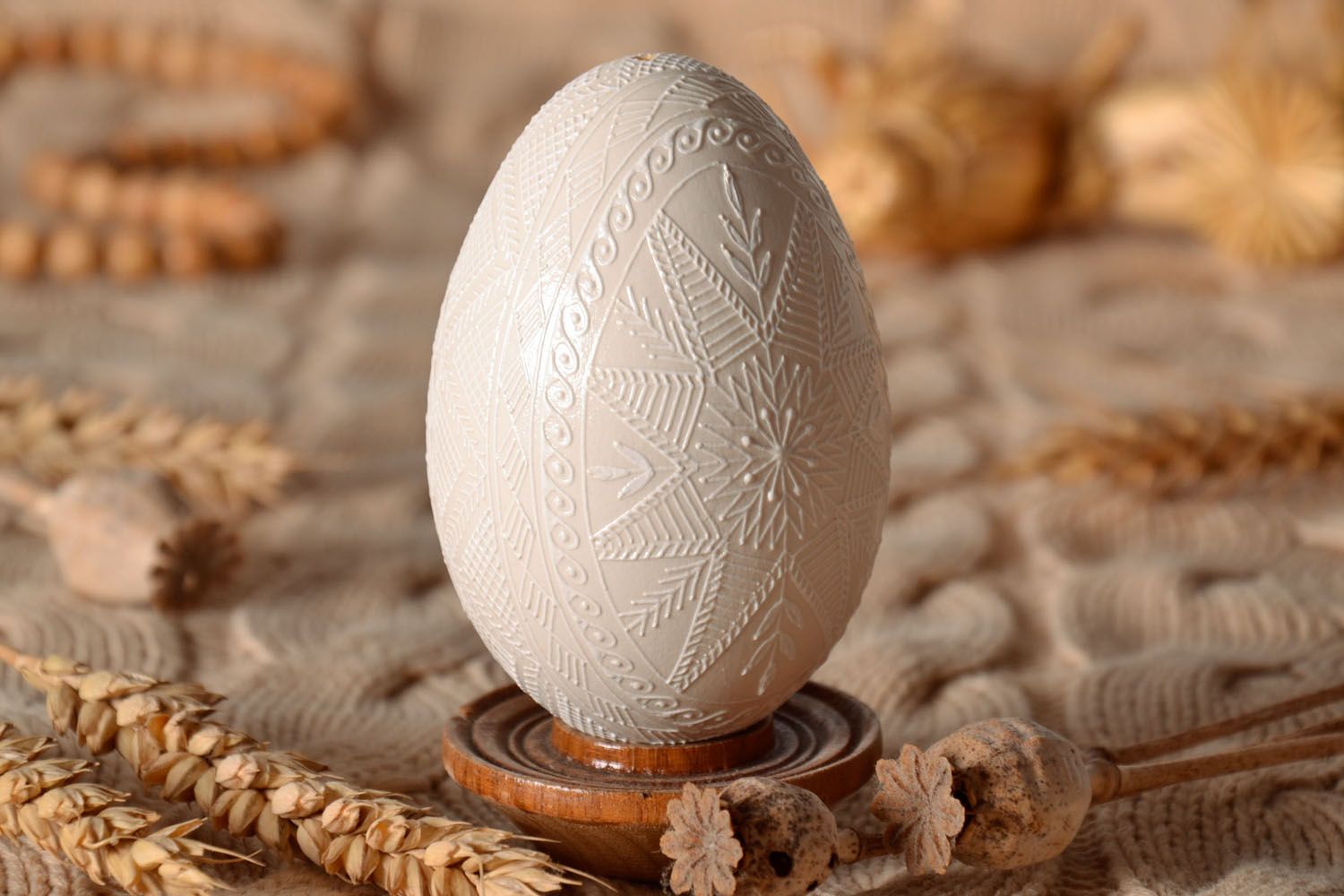 Белое гусиное пасхальное яйцо в технике росписи воском фото 1