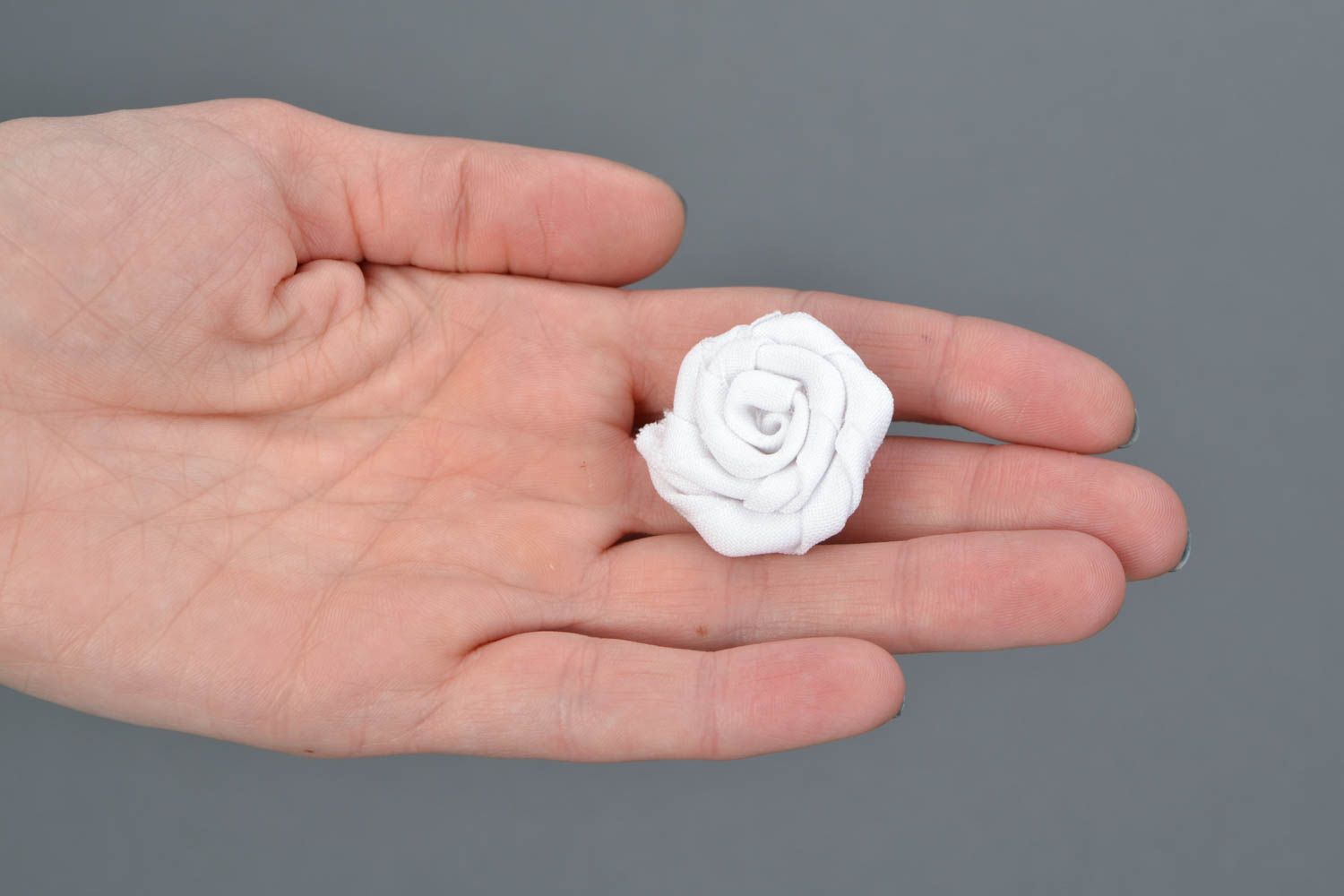 Rosa decorativa blanca flor artificial de tela para pinza para el pelo o broche  foto 2