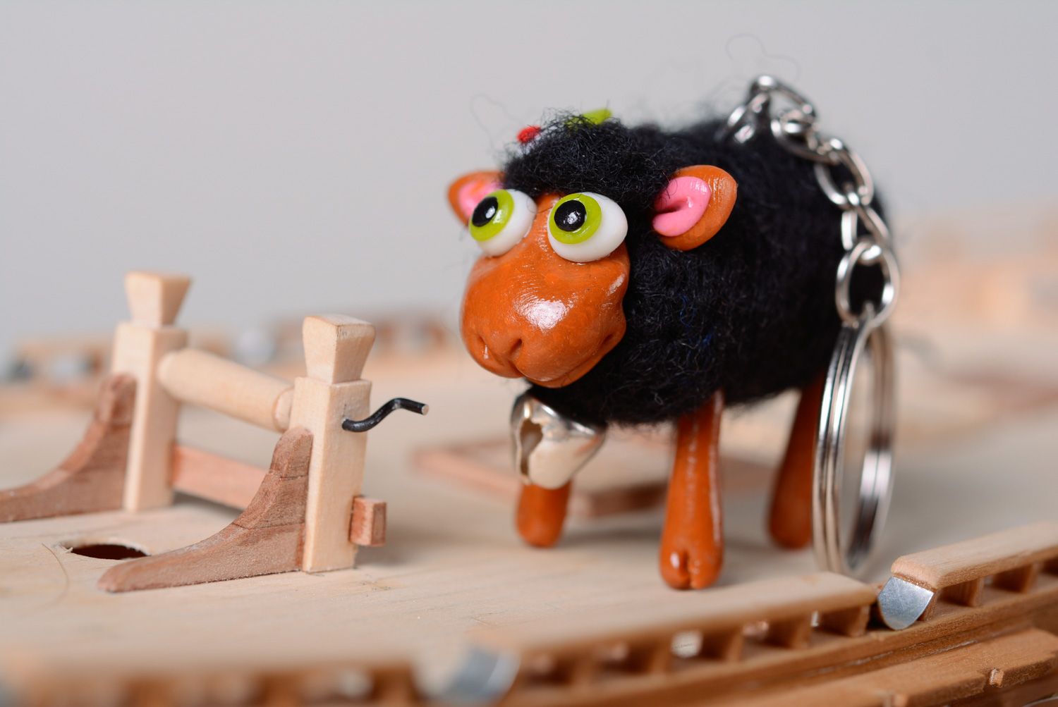 Брелок-игрушка из шерсти и полимерной глины валяние Овца фото 1