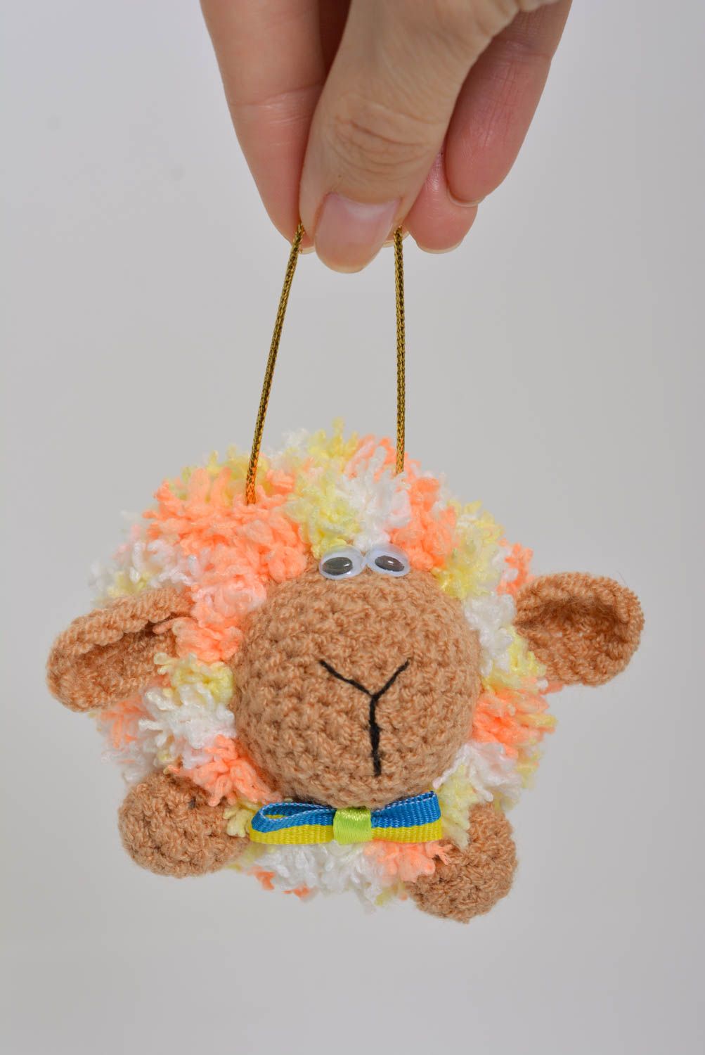 Красивая детская мягкая вязаная игрушка овечка цветная с петелькой ручной работы фото 3