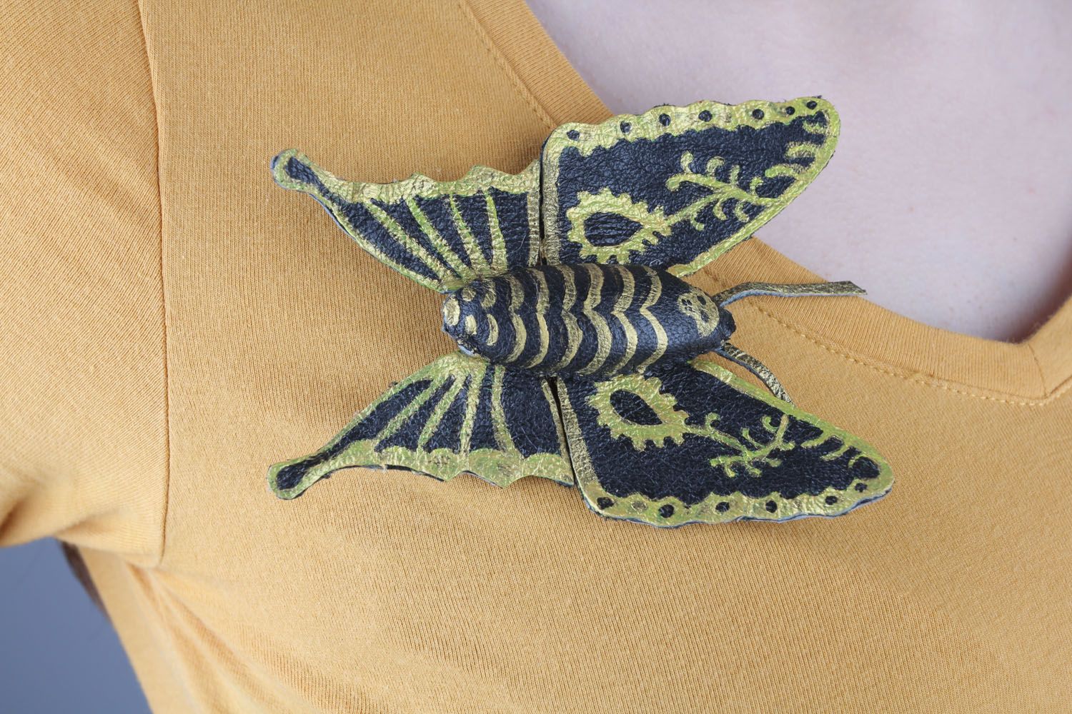 Broche en cuir papillon faite main photo 1