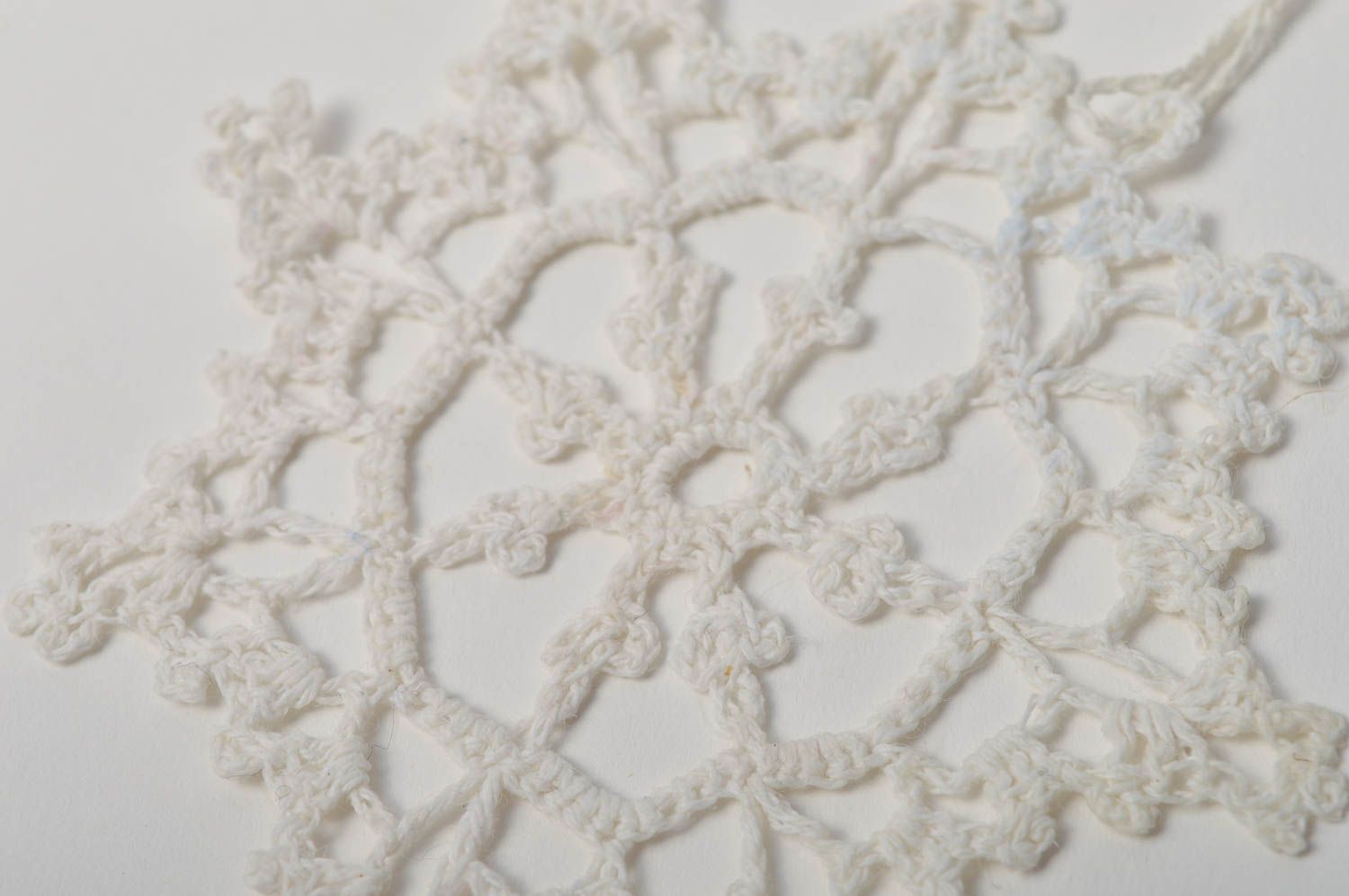 Елочная игрушка ручной работы подвеска снежинка декоративная подвеска белая фото 4