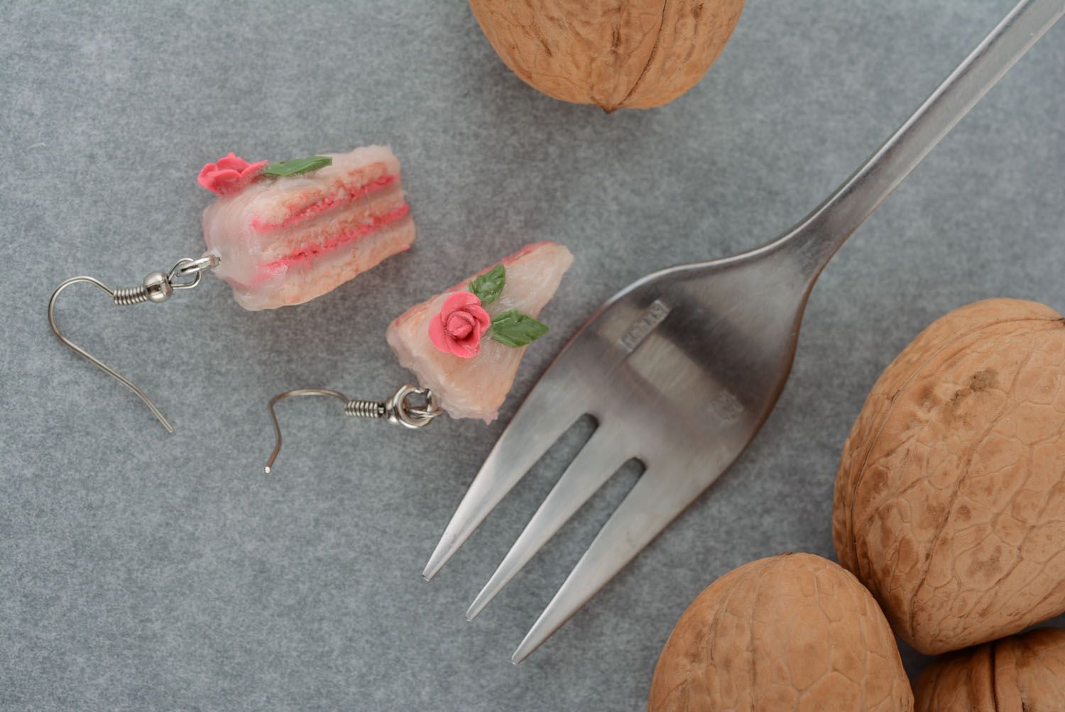 Boucles d'oreilles en argile polymère faites main Gâteau avec des roses photo 1