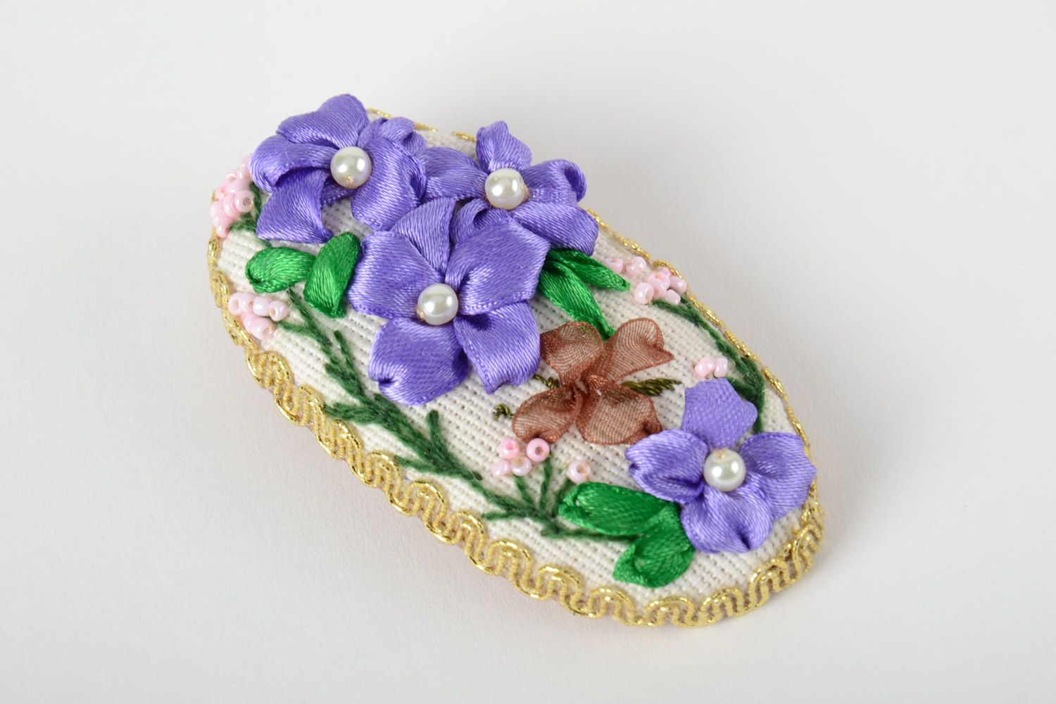 Petite broche en tissu ovale multicolore brodée au ruban avec fleurs faite main photo 2