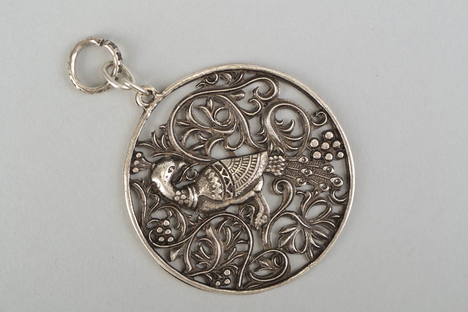 Pendentif en métal fait main avec ornement original rond pour femme Paon photo 3