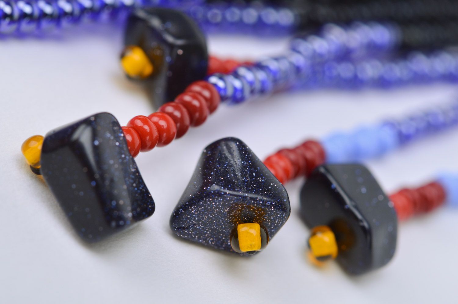Long collier en perles de rocaille multicolore fait main traditionnel ukrainien  photo 4