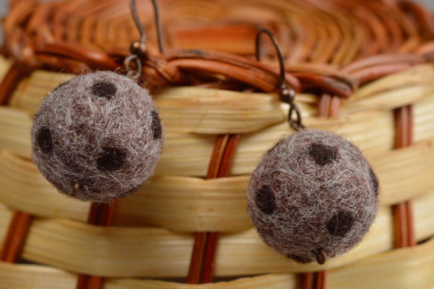 Boucles d'oreilles en laine feutrée marron boules faites main originales photo 1