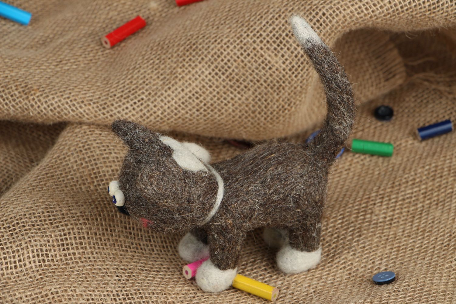 Toy made ​​of wool Cat with hearts photo 5
