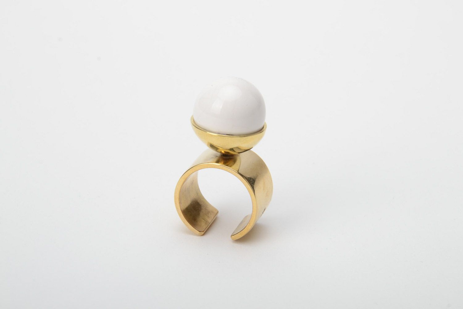 Объемный перстень с бусиной из фаянса белый металлический ручной работы женский фото 4