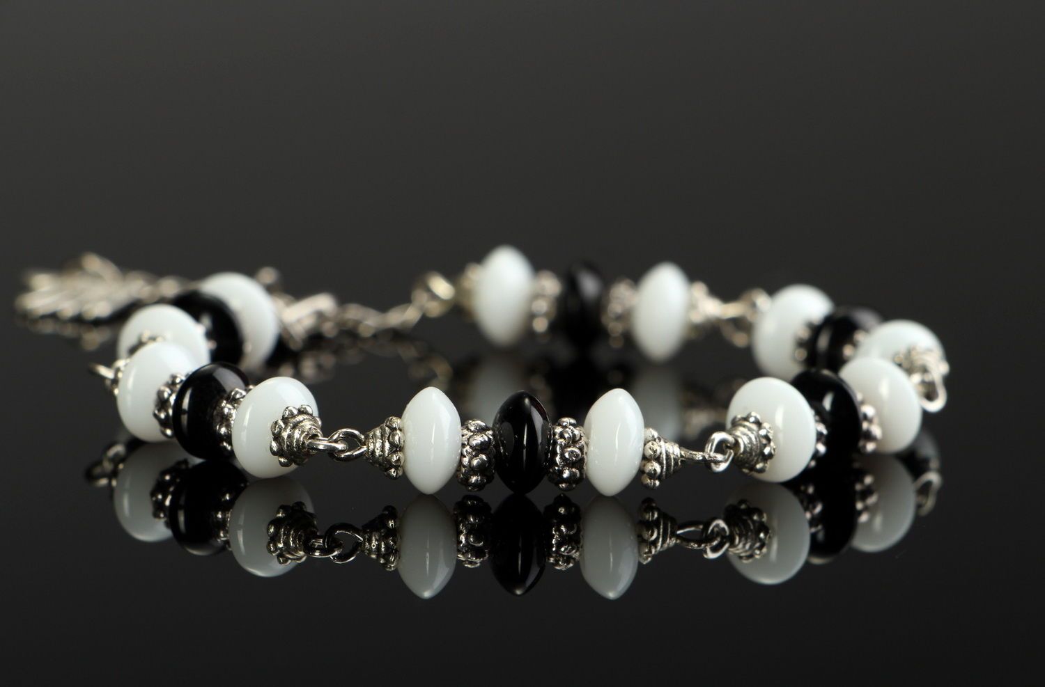 Bracelet perles en verre noires et blanches photo 1