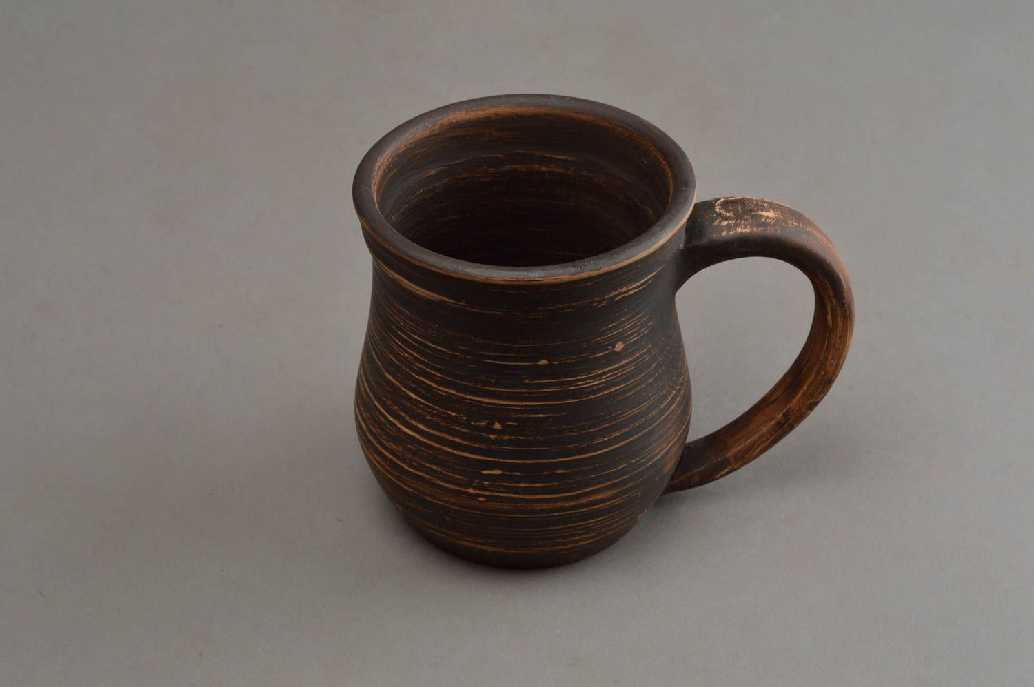 Глиняная чашка большая коричневая темная ручной работы объемом 500 мл фото 3