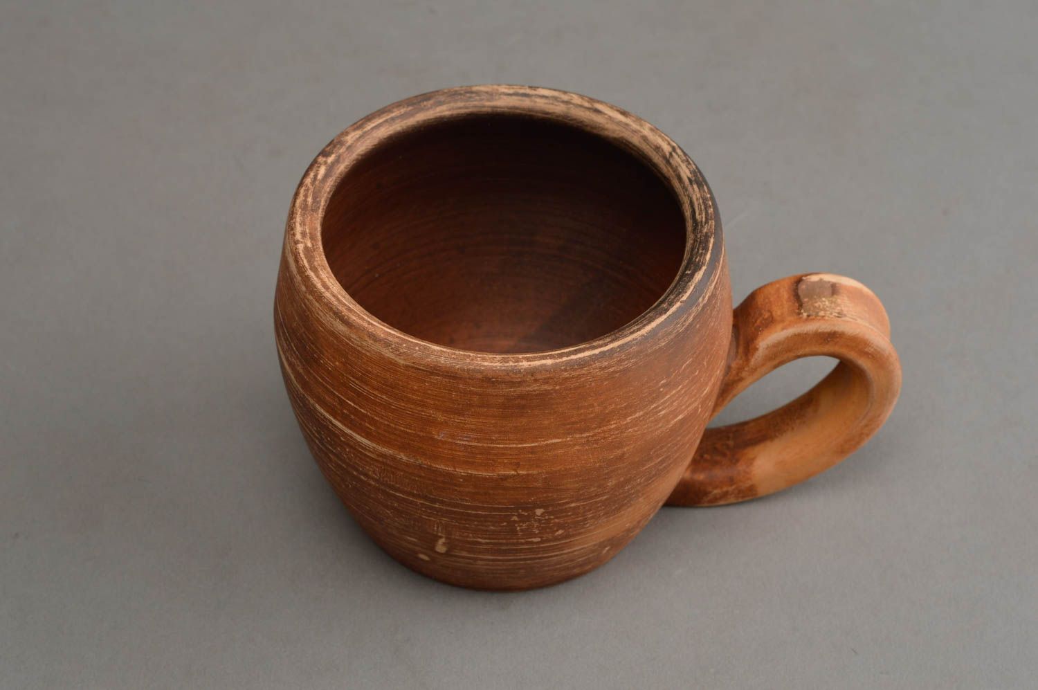 Глиняная чашка небольшая коричневая маленькая объемом 100 мл ручной работы фото 3