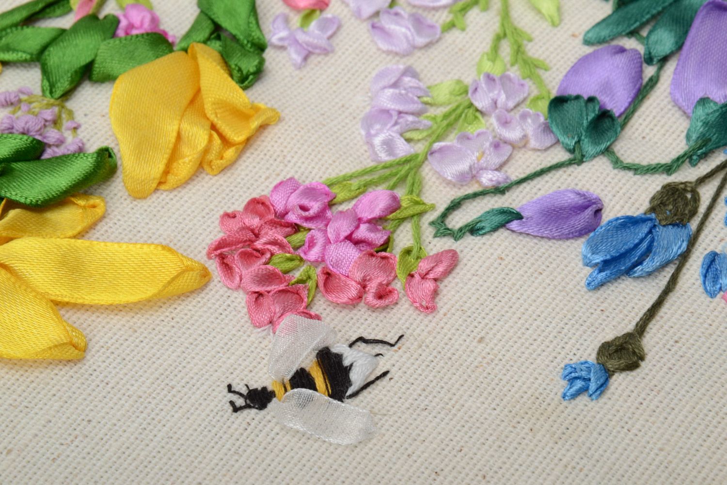 Handmade besticktes Wandbild Blumen auf Leinwand mit Atlasbändern im Holzrahmen foto 3