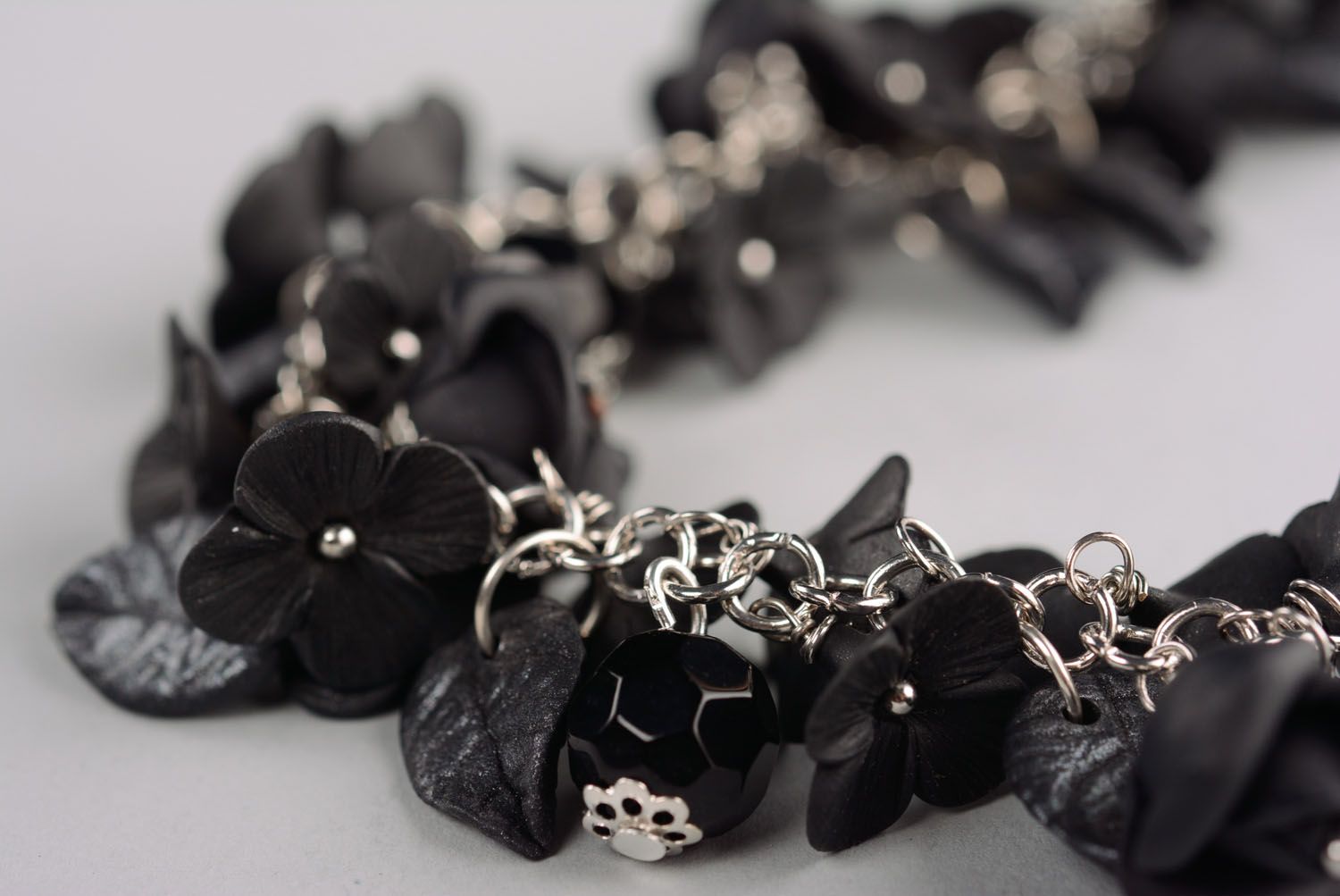 Schwarzes Armband mit Blumen aus Polymerton foto 3