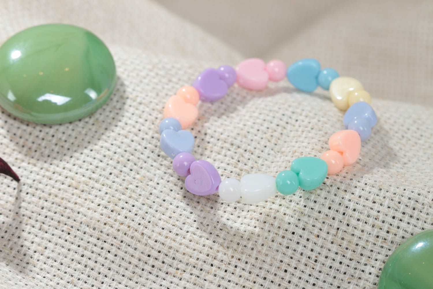 Браслет из пластиковых бусин ручной работы для девочки разноцветный с сердечками фото 1
