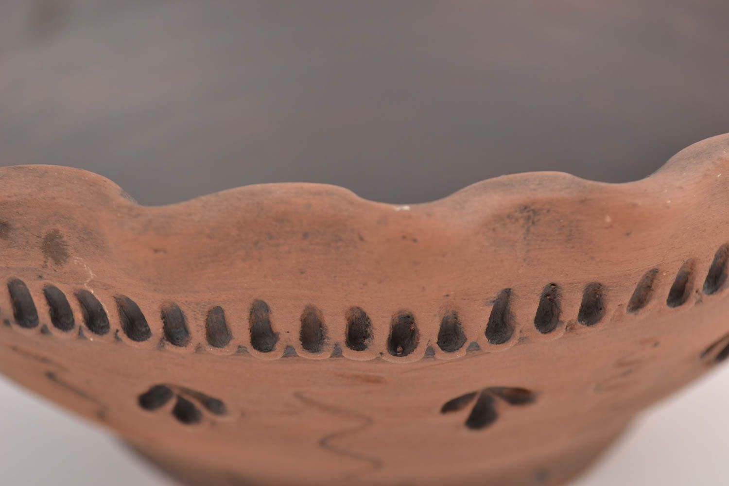 Миска из глины в технике молочения ручной работы объемом 650 мл красивая коричневая фото 3
