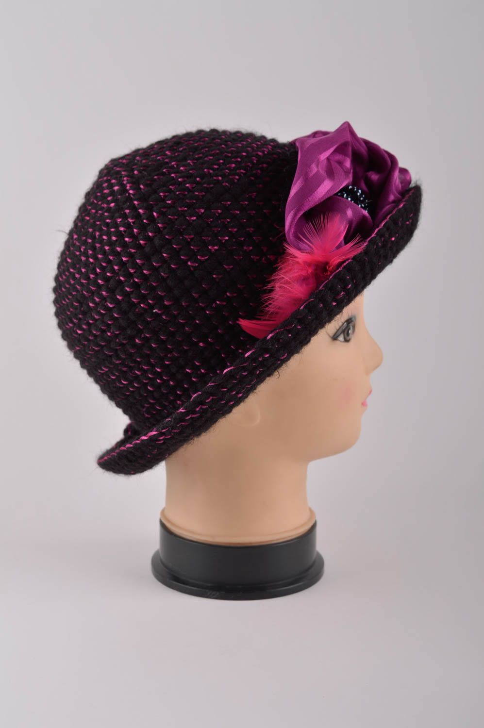 Женская шапка ручной работы головной убор зимняя шапка цвета фуксии с шелком фото 4