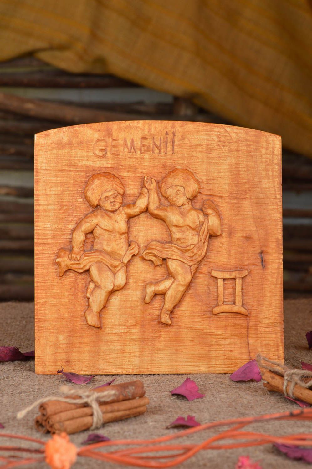 Панно из дерева с изображением знака зодиака Близнецы ручной работы авторское фото 1