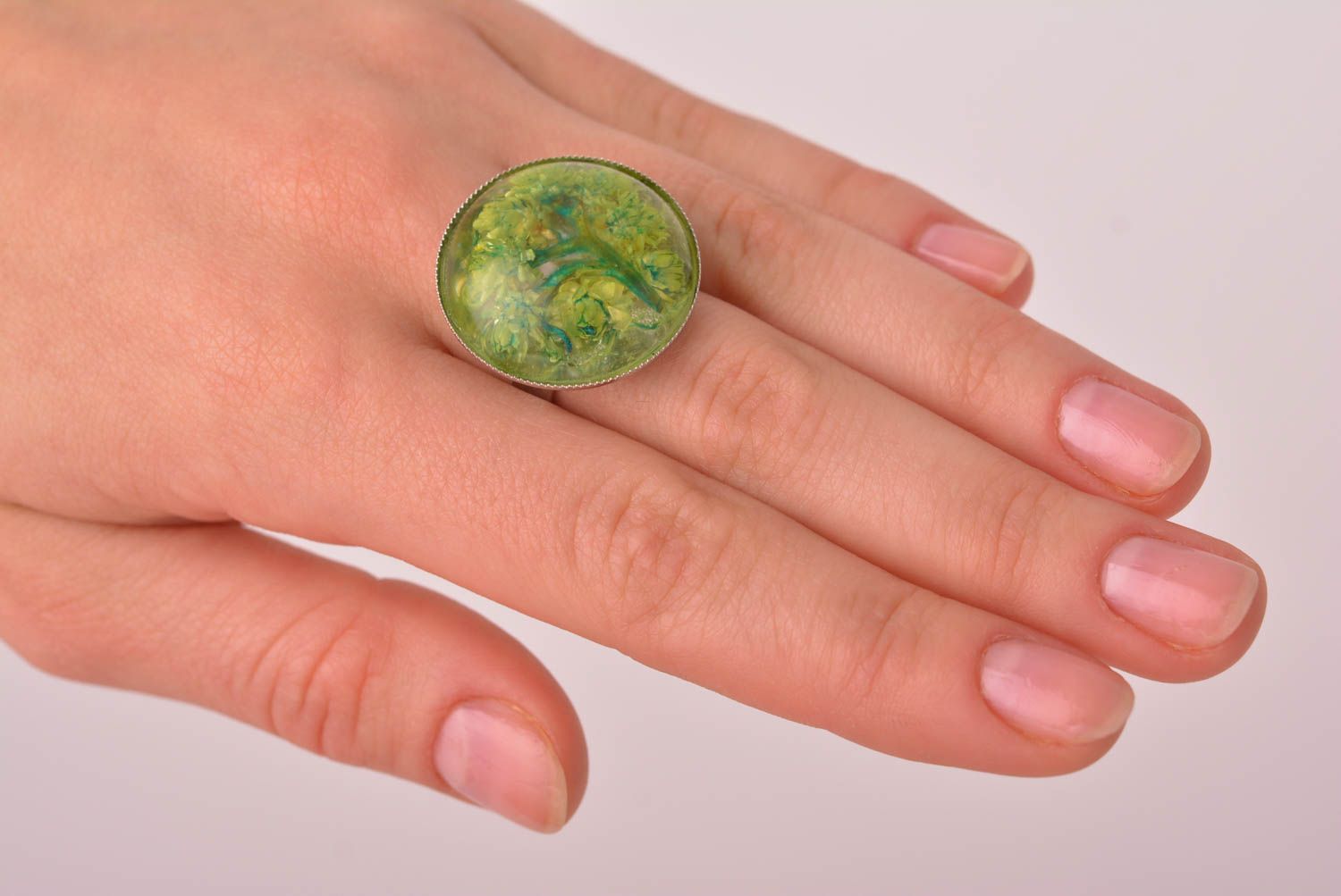 Bague verte ronde Bijou fait main résine époxyde métal Accessoire pour femme photo 3