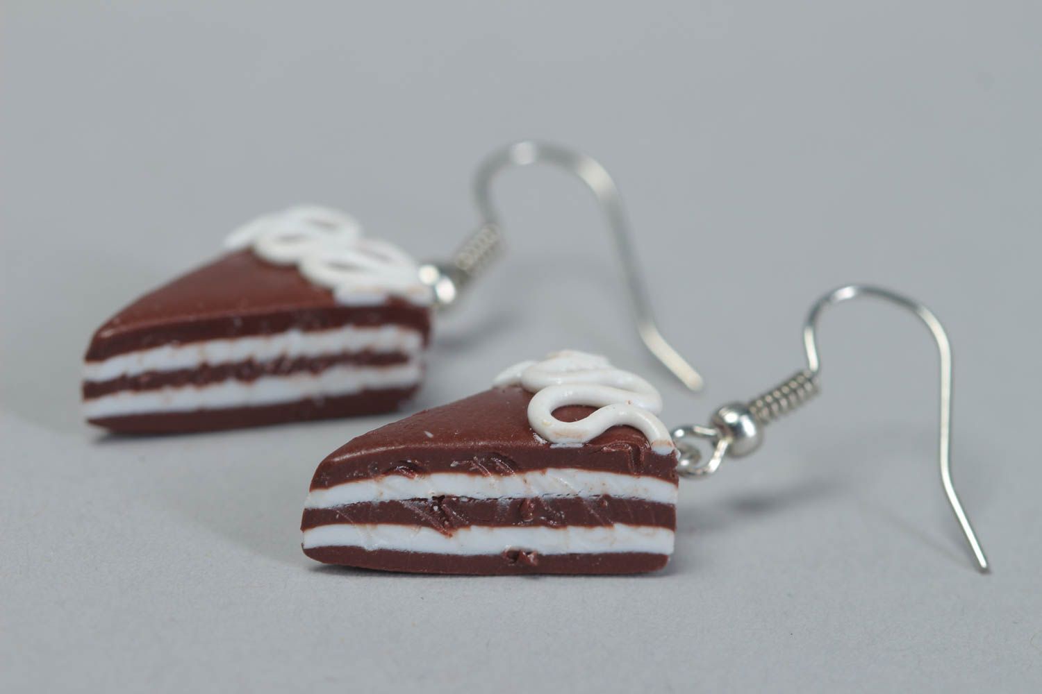 Оригинальные серьги с подвесками из полимерной глины Шоколадные тортики хендмейд фото 3