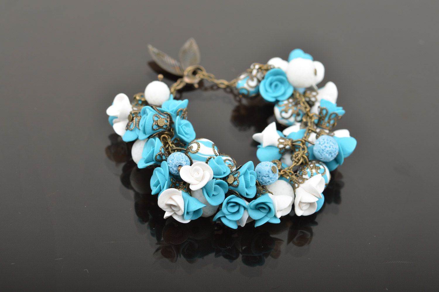 Bracelet en pâte polymère fleurs blanches et bleues tendre original fait main photo 1
