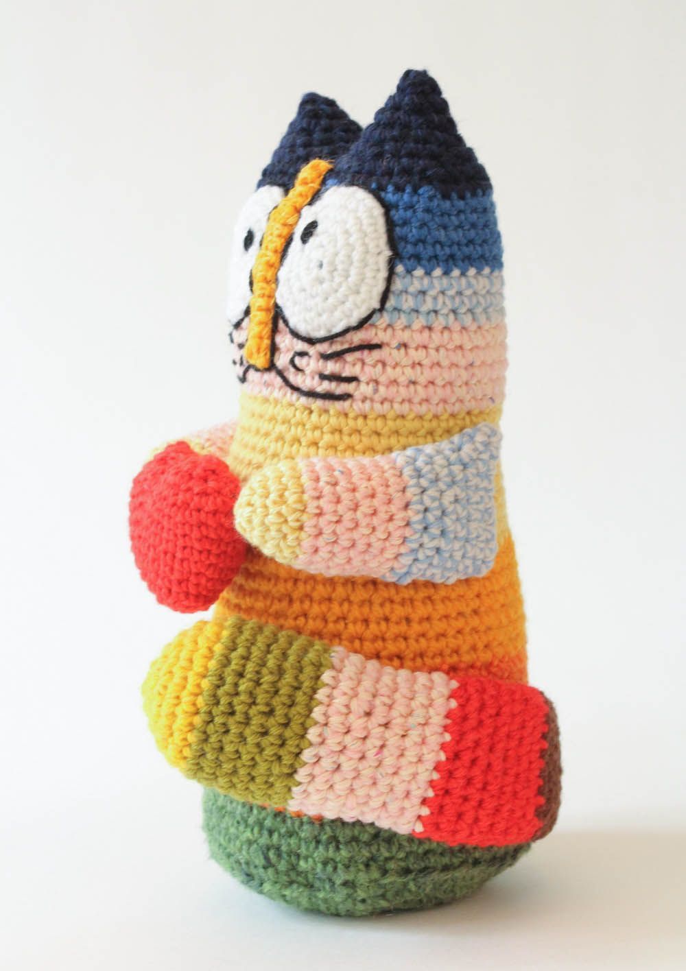 Knitted Toy Cat in Love photo 1