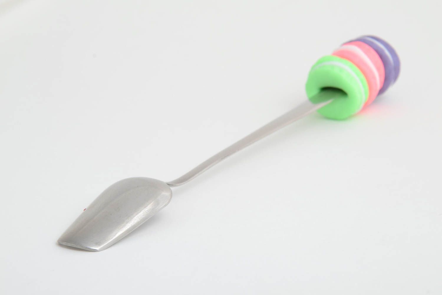 Десертная ложка с ручкой из полимерной глины ручной работы яркая с макарунами фото 3