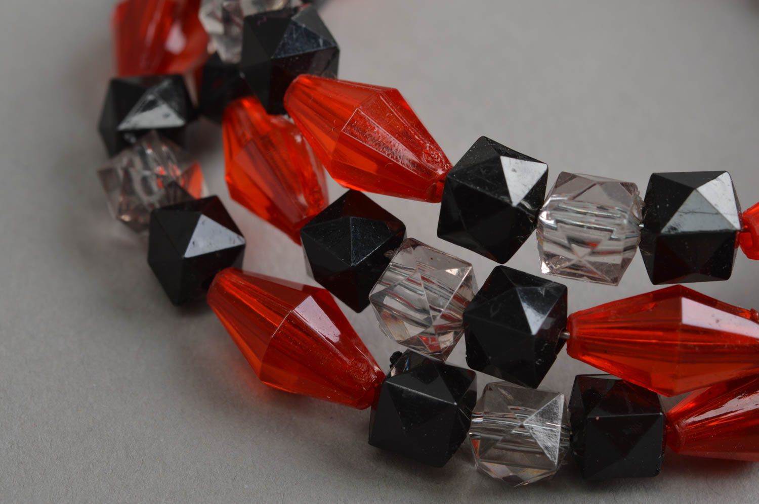Bracelet en perles fantaisie rouges noires et transparentes fait main Moderne photo 5