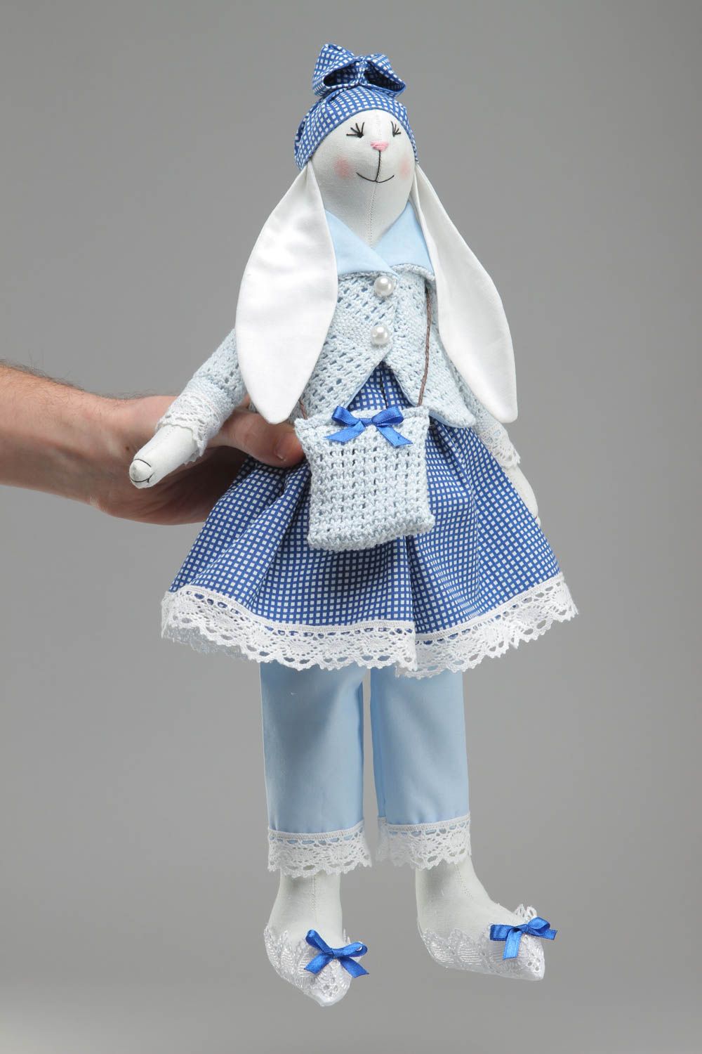 Petite peluche décorative lapin en tenue bleue faite main cadeau original photo 4