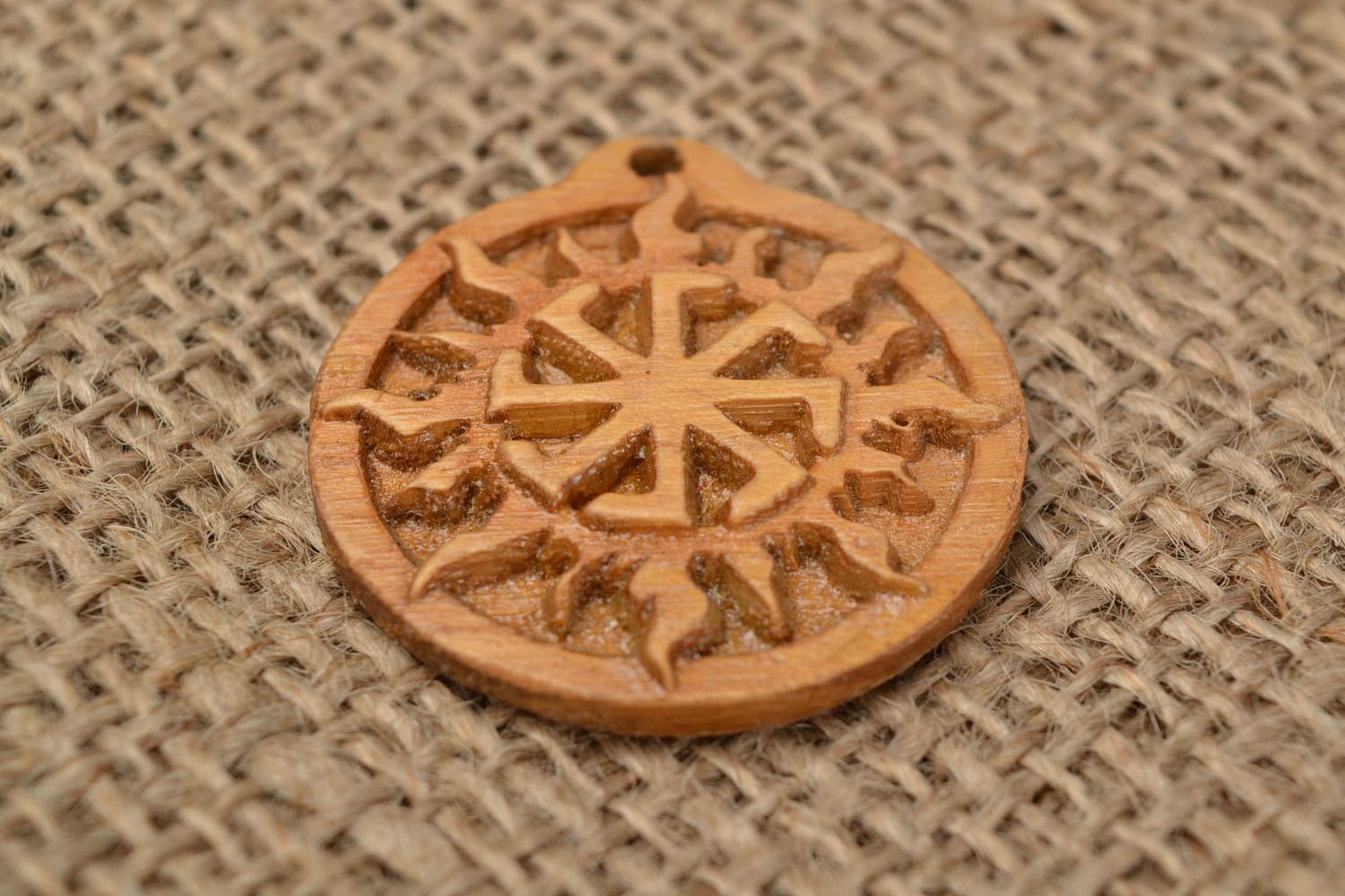 Pendentif sculpté en bois fait main rond ethnique amulette Croix de Lada photo 1