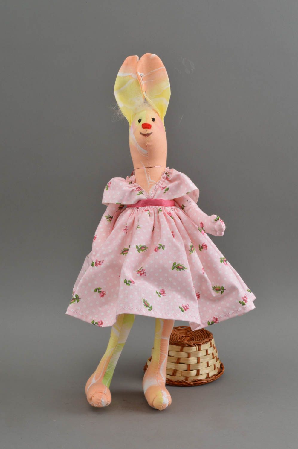 Poupée lièvre en tissu faite main fille en robe rose décoration jouet originale photo 1
