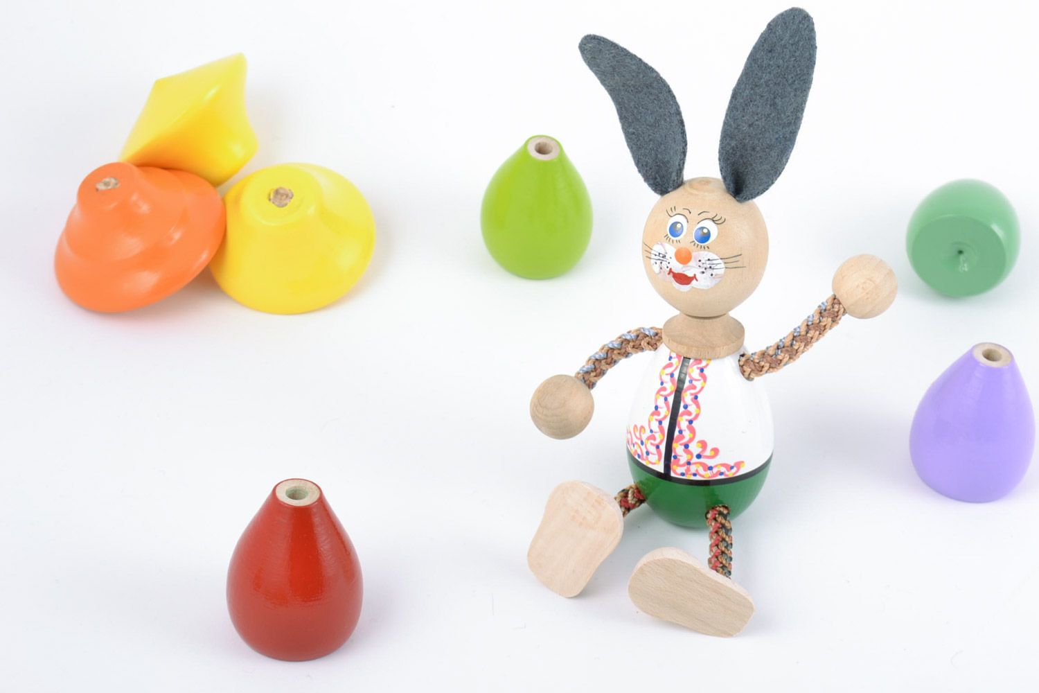 Handmade Spielzeug aus Holz in Form vom Hasen umweltfreundlich bemalt schön foto 1
