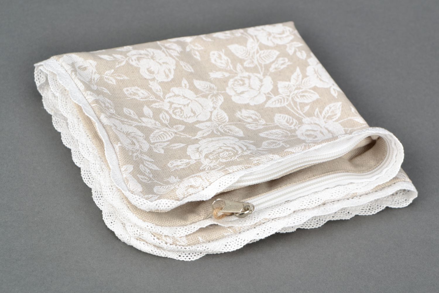 Taie d'oreiller en coton et polyamide blanche faite main carrée à motif fleurs photo 4