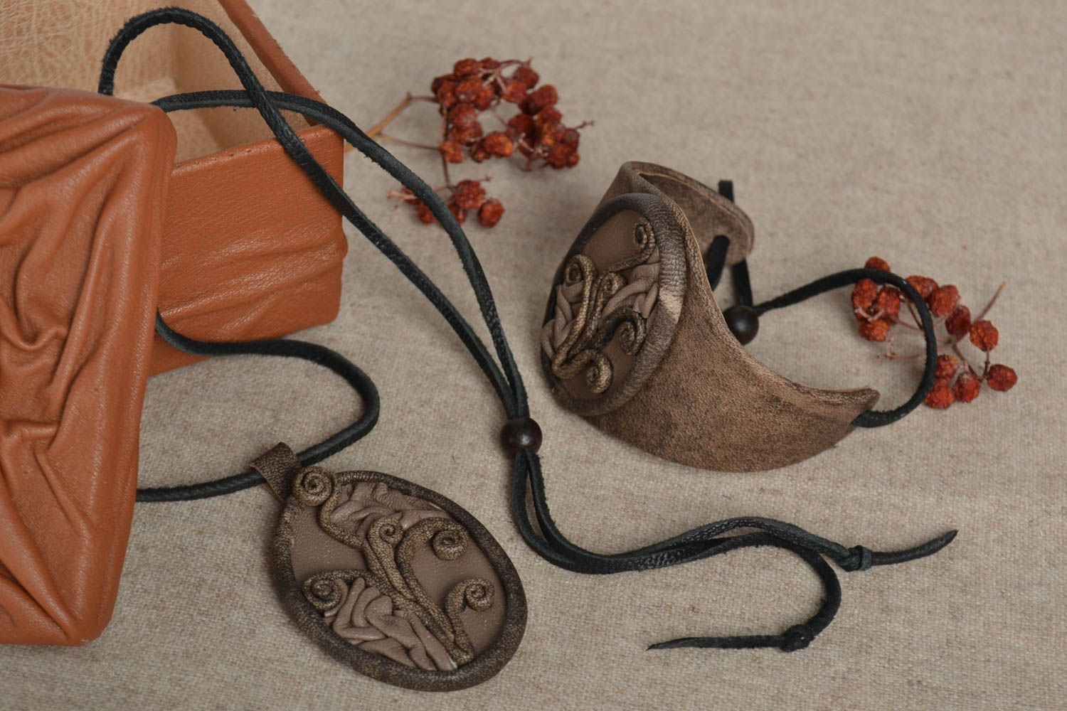 Bijoux en cuir Pendentif fait main Bracelet large Accessoires femme originaux photo 1