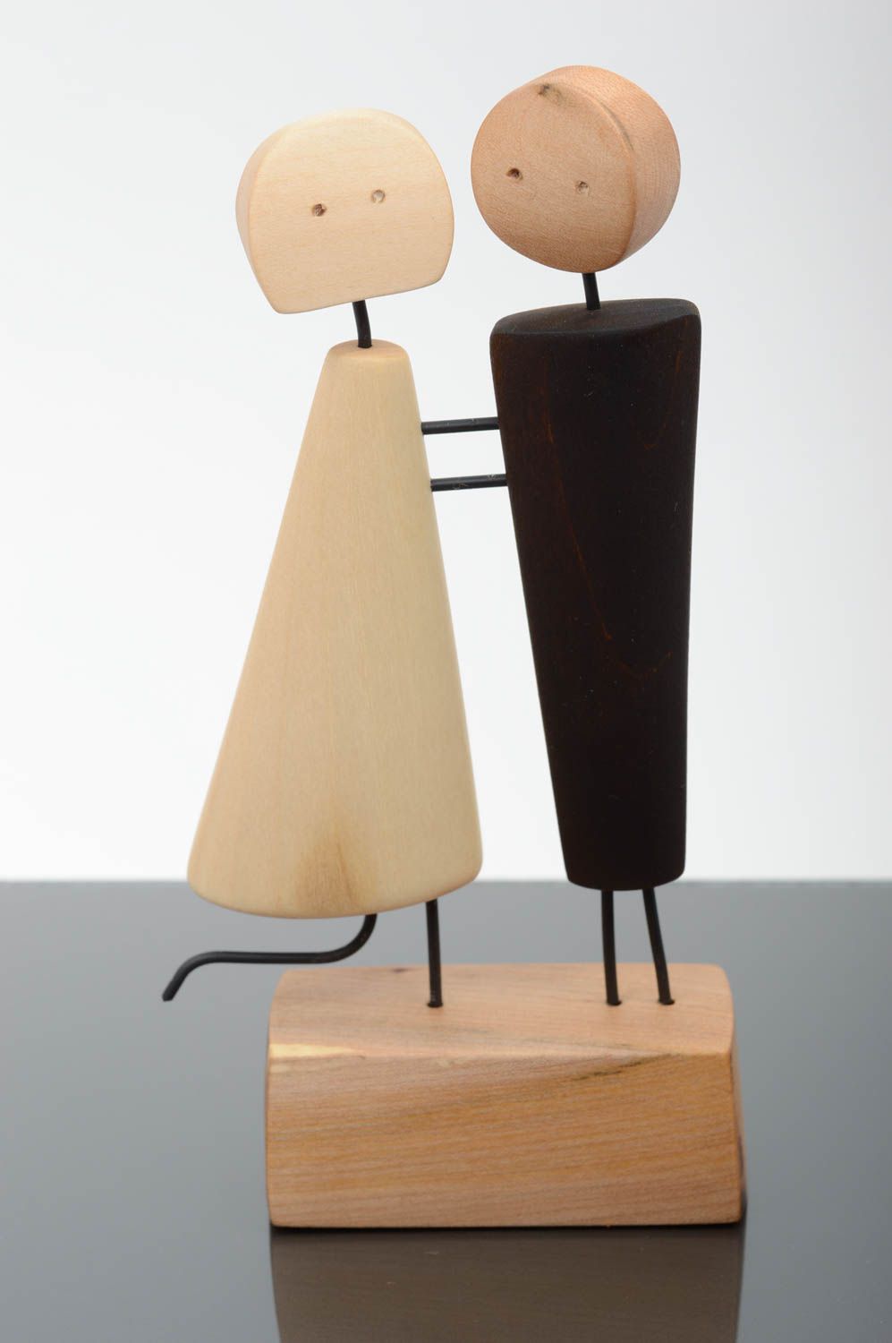 Figurine couple fait main Statuette déco Cadeau original souvenir en bois photo 1